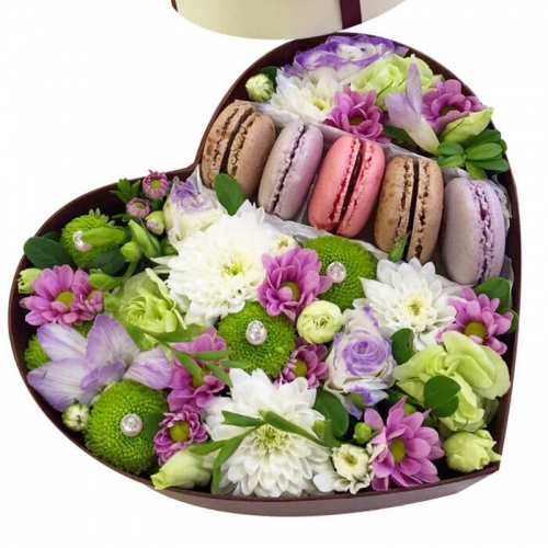 Цветы в коробке сердце и Macarons